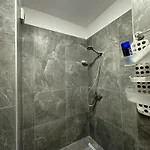 Regency Univers Near Mother Teresa Airport & 10 Min From Centre Appartement