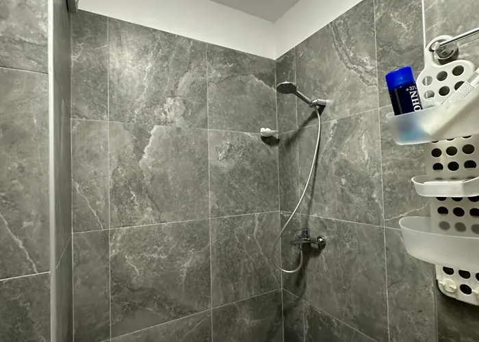 Regency Univers Near Mother Teresa Airport & 10 Min From Centre Lejlighed