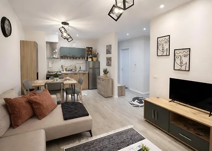 Regency Univers Near Mother Teresa Airport & 10 Min From Centre Lejlighed *